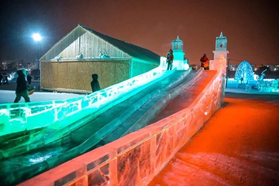 Городок якутск. Губкинский ледовый городок 2025. 202 микрорайон ледовый городок. ледовый городок якутск 202 мкр. якутск ледовые горки ледовый парк.