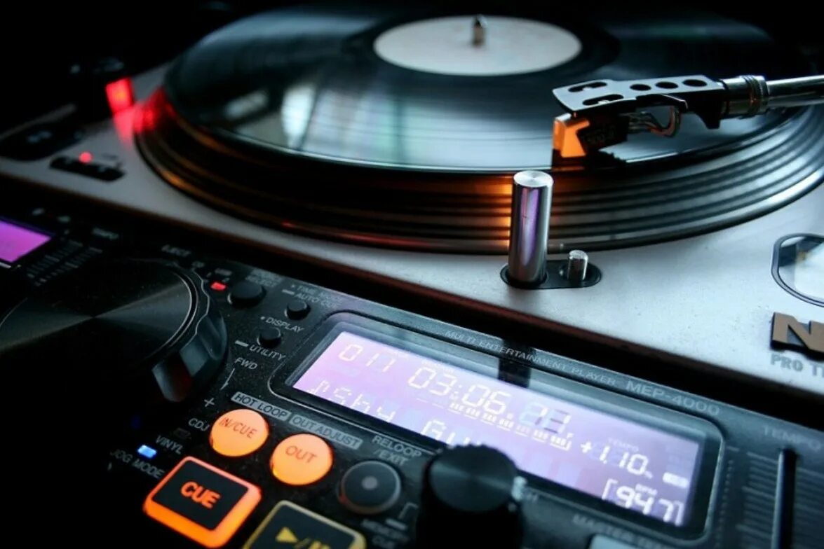 Больше чем музыка. Виниловый проигрыватель DJ 80е. Denon 3900 DJ С пластинкой. Виниловые пластинки диджей. Диджейский винил.