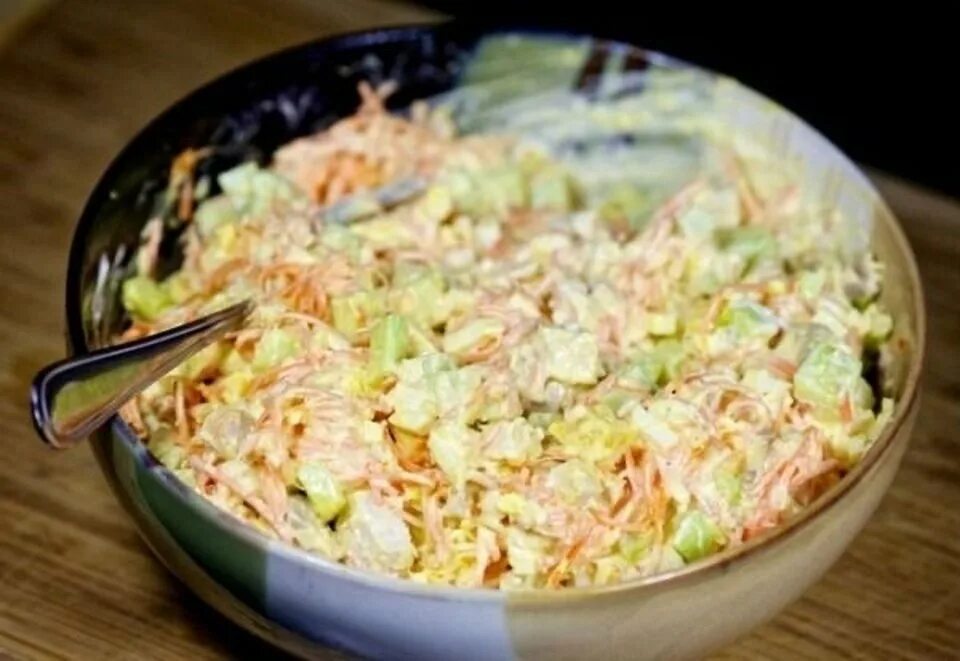 Корейский салат с огурцами и курицей. Салат с марковка по корейский и куриной грудкой. Салат куриная грудка кукуруза корейская морковь. Салат из копчёной курицы с корейской морковкой и огурцом. Корейский салат с огурцами и курицей.