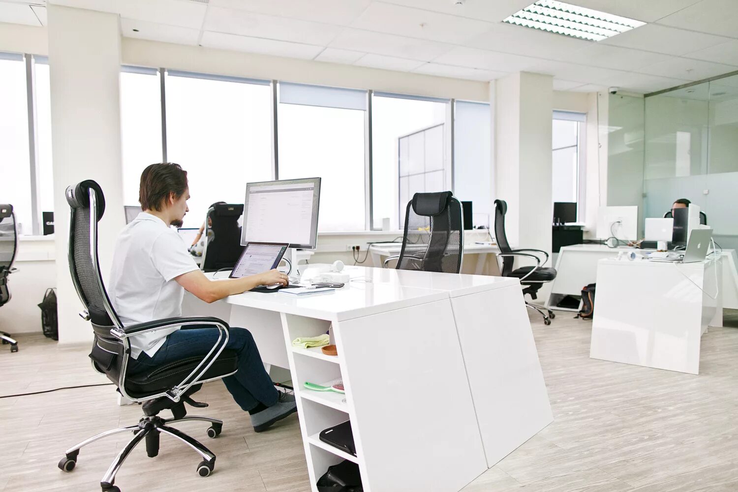 Люди в офисе. Сотрудник крупного офиса. Сотрудник крупного офиса. Офисы крупных компаний. Офисный сотрудник.