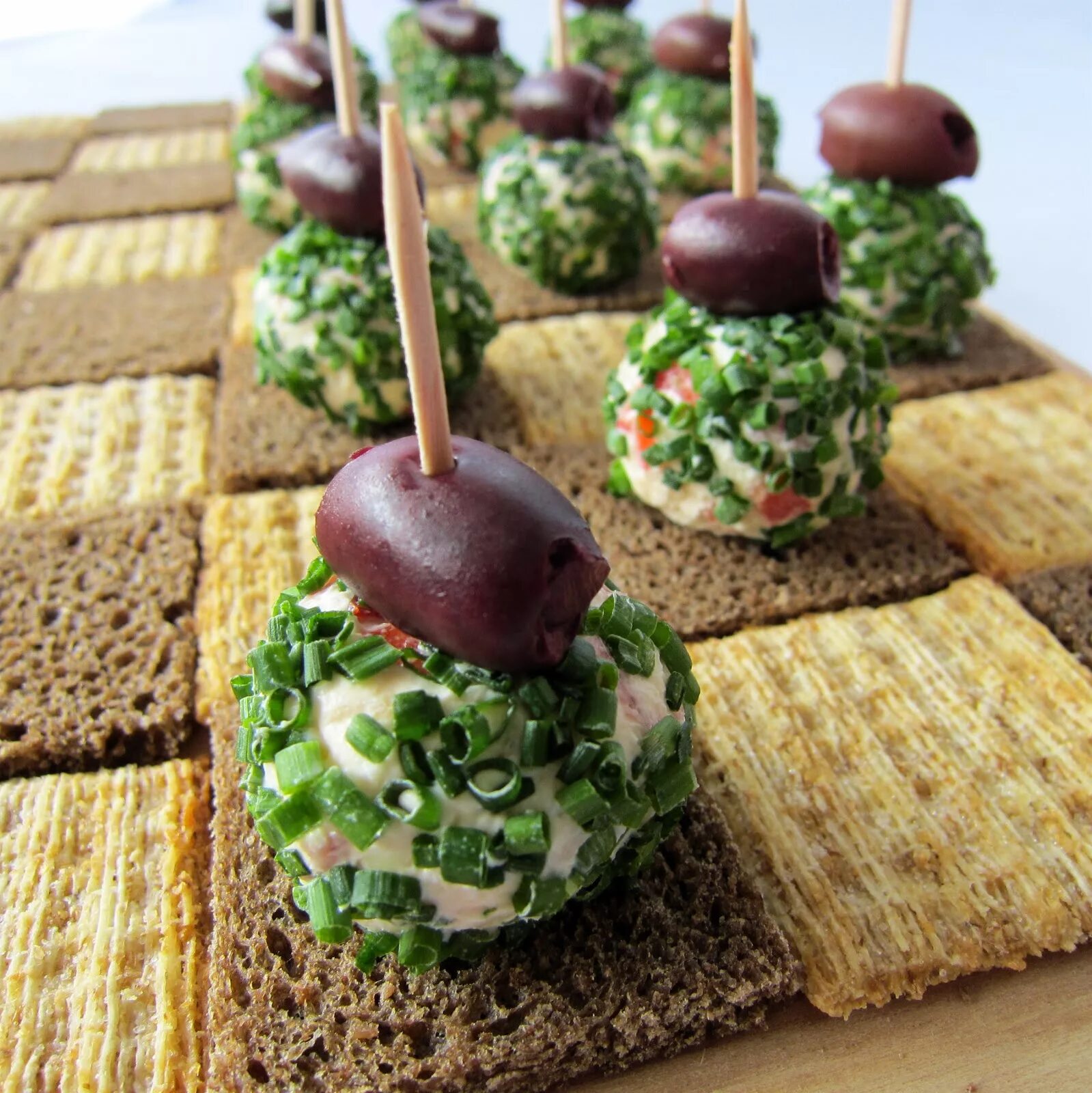 Букет из колбасы. Съедобные подарки. Корзина с грибами и ягодами. Съедобные букеты на день учителя. Съедобные 1.