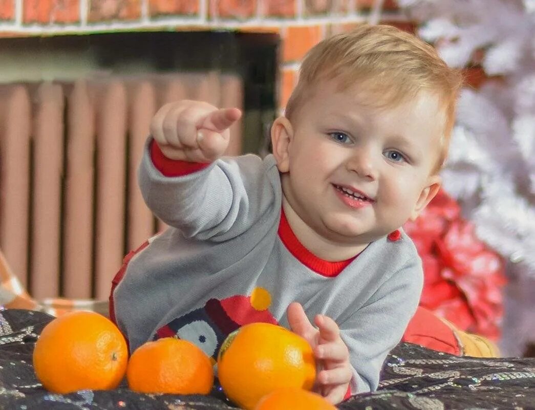 Апельсин для детей. Мальчик с апельсином. Малыш с мандаринами. Мальчик с мандаринами. Мандарин ребенку с какого