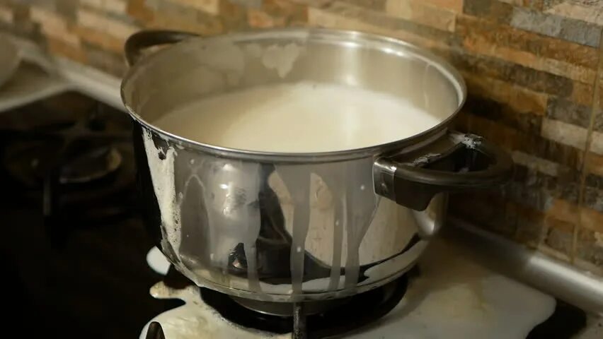 Молоко на плите. Milk pan. Milk pan. Молоко наливают. Кипяченое молоко.