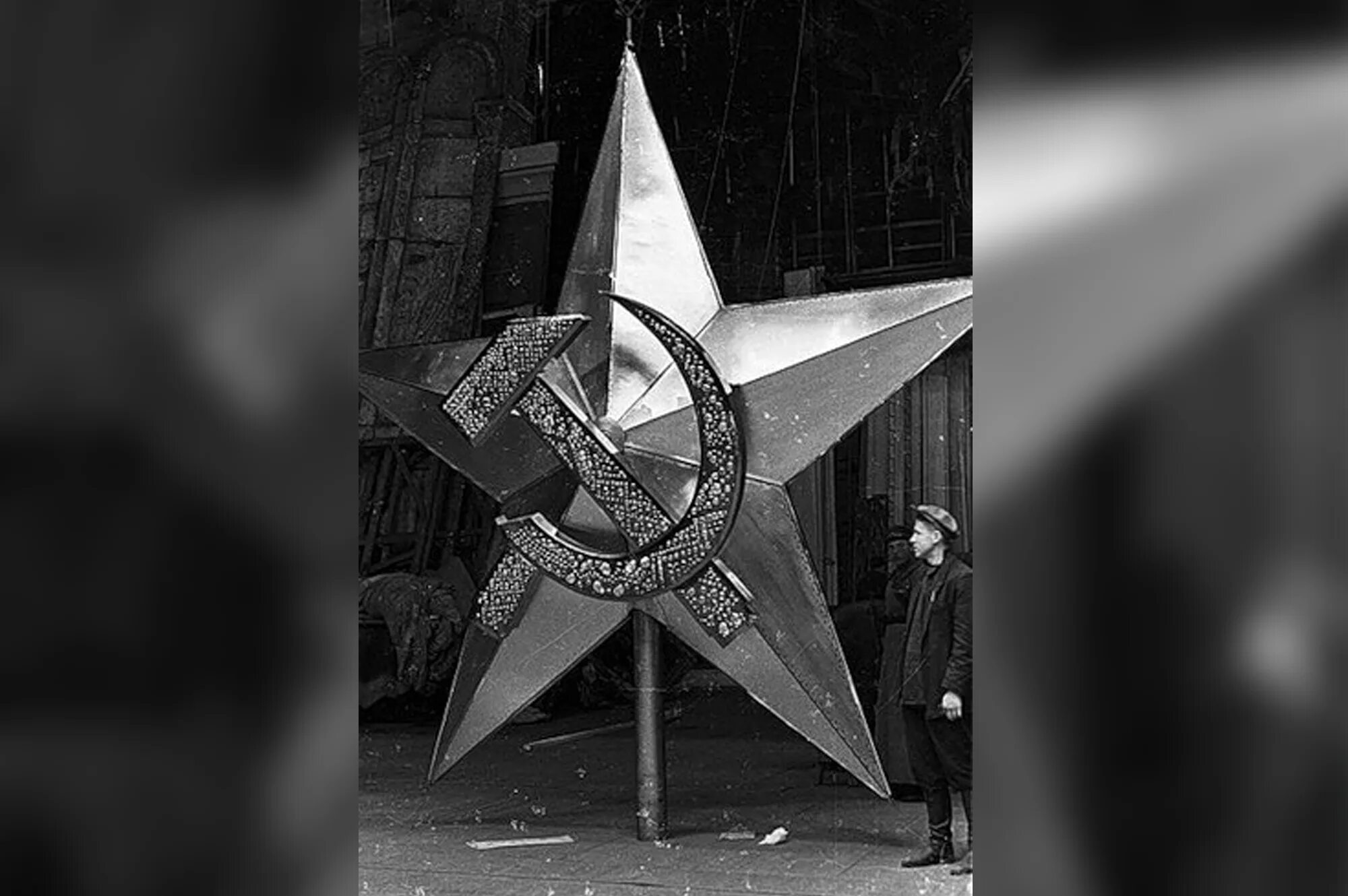 Звезда Спасской башни 1935. 1935 Звезды на Кремль. Первые звезды Кремля 1935. Сатанинская звезда на Спасской башне Кремля.
