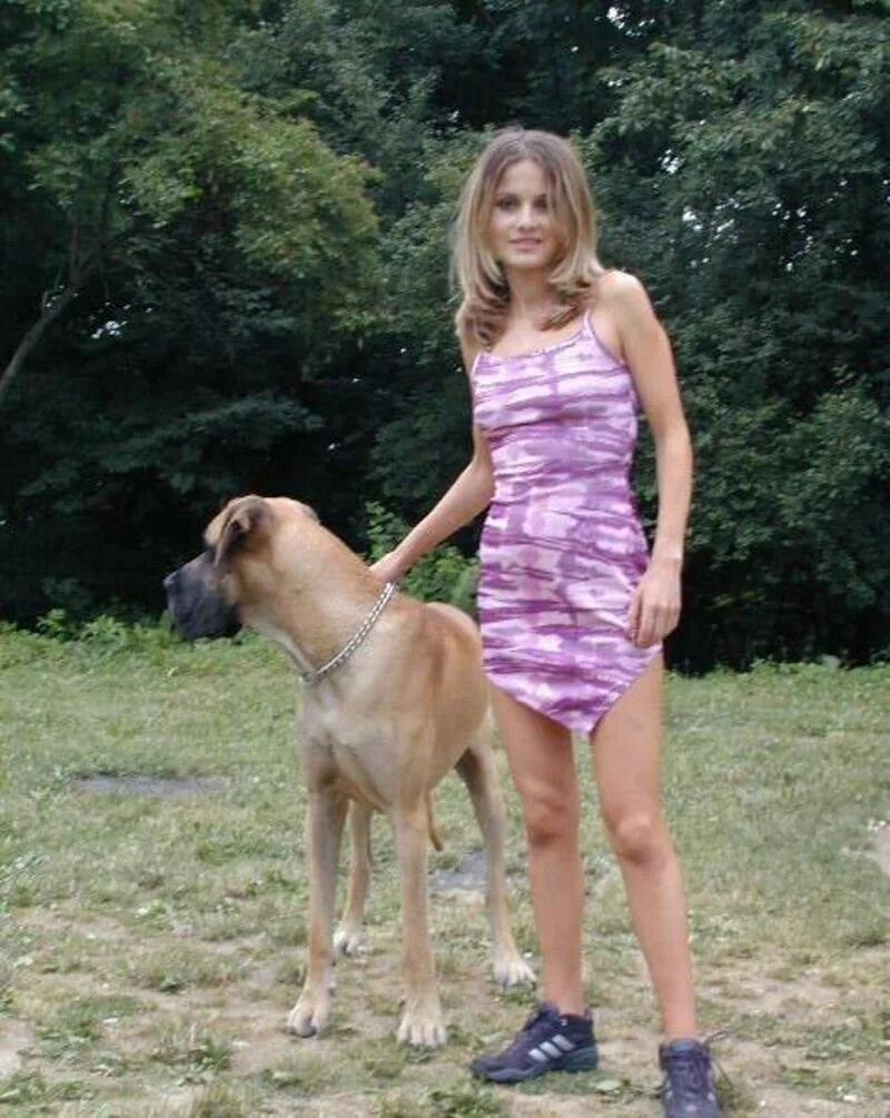 Видео зоо рассказ. Женщина с собакой. Молодые девушки с собаками. Билара модель. Женщина под собакой.