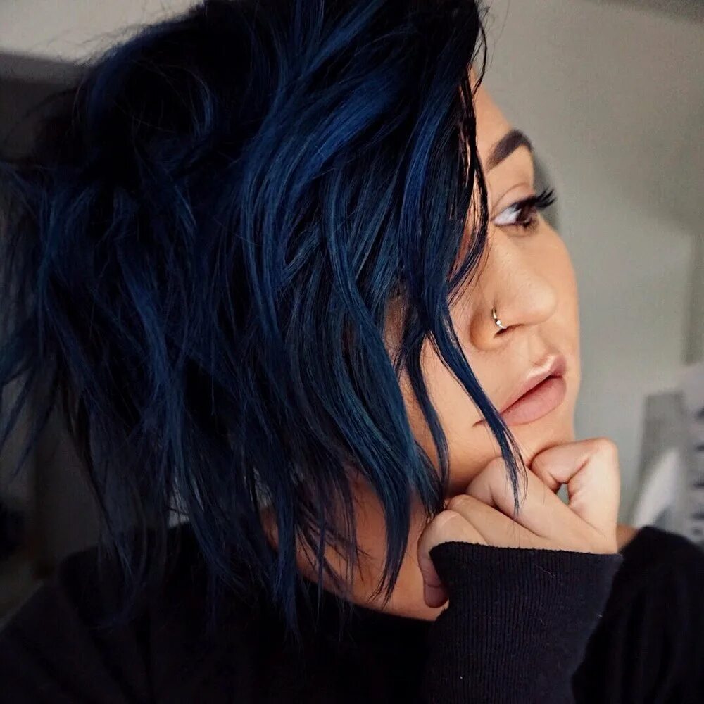 Темно синий цвет волос. Arctic Fox - синяя краска для волос Poseidon. Темно синие волосы короткие. Иссиня-черный цвет волос. Синие волосы короткие.
