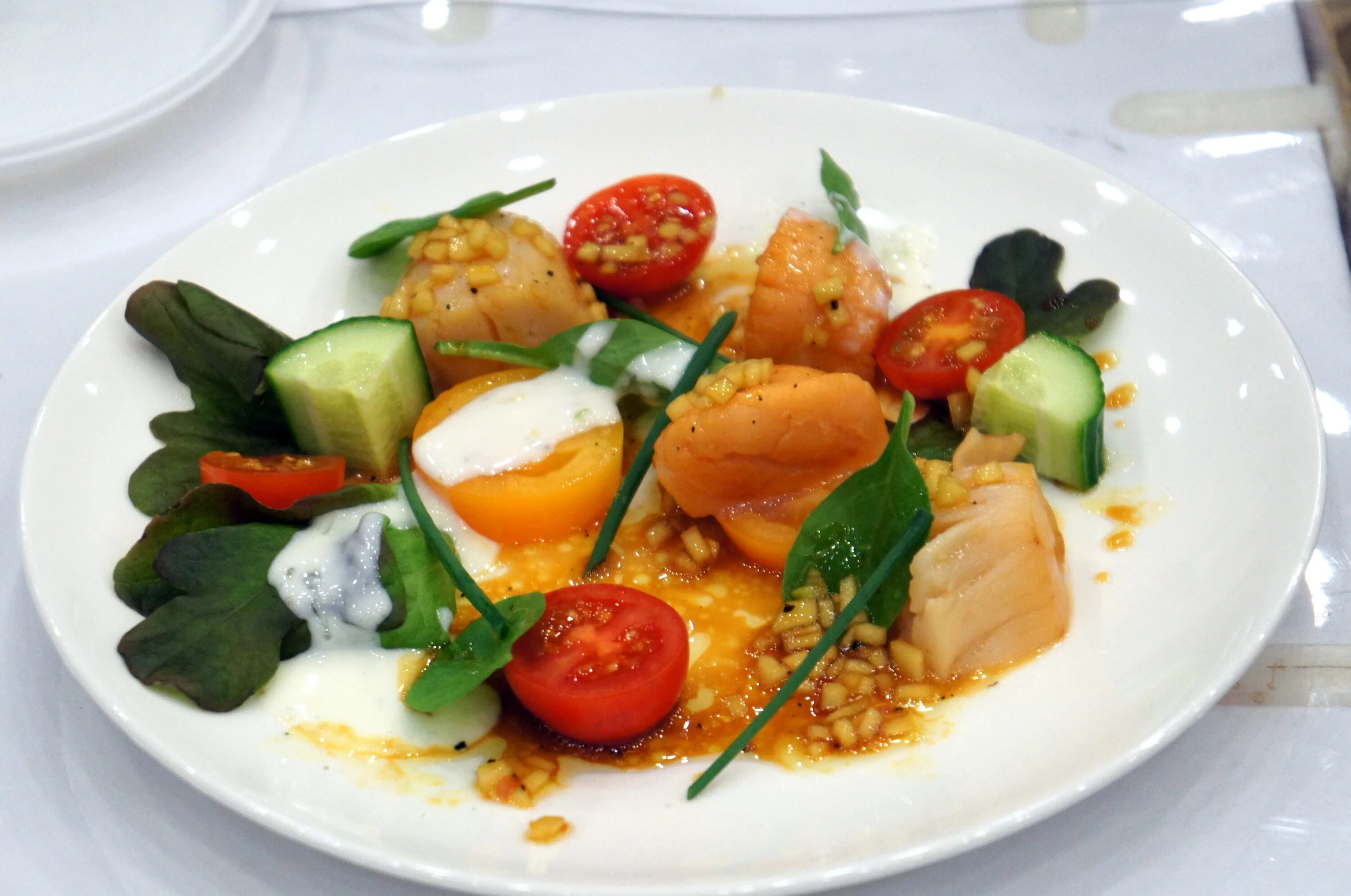 салат с гребешками и апельсинами. гребешок и руккола. салат с гребешками. севиче из морского гребешка. салат с морским гребешком.