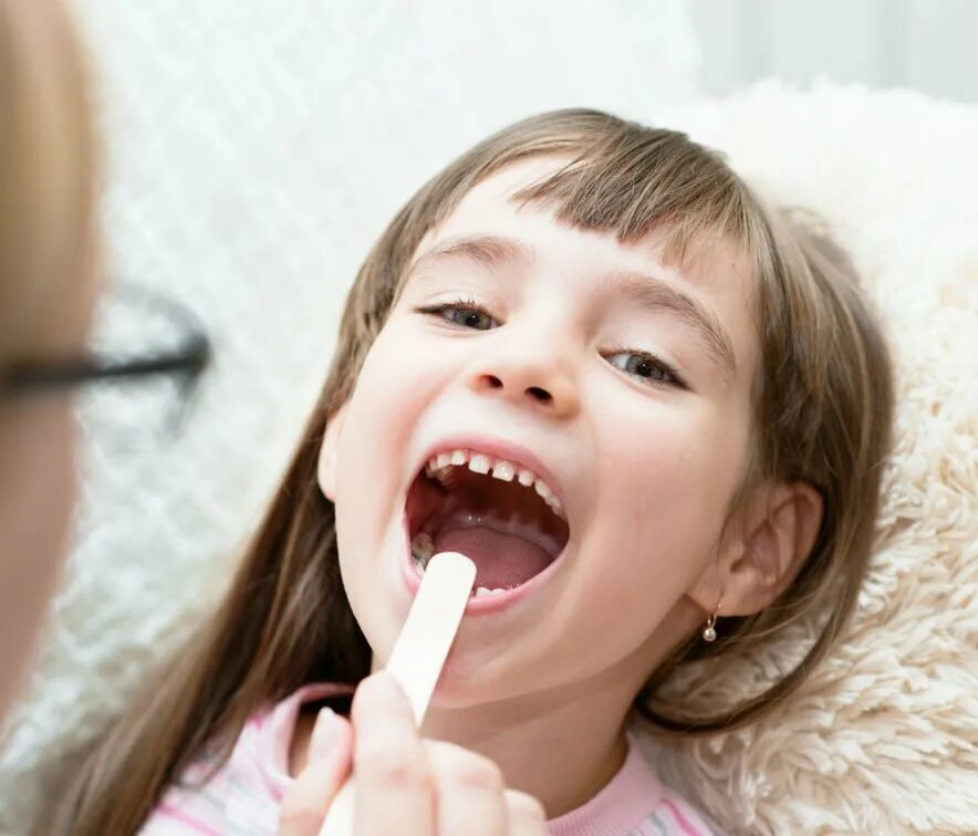 I a little mouth. Маленькая девочка с открытым ртом. Ребенок плачет. Дети с открытым ртом и высунутым языком. I a little mouth.