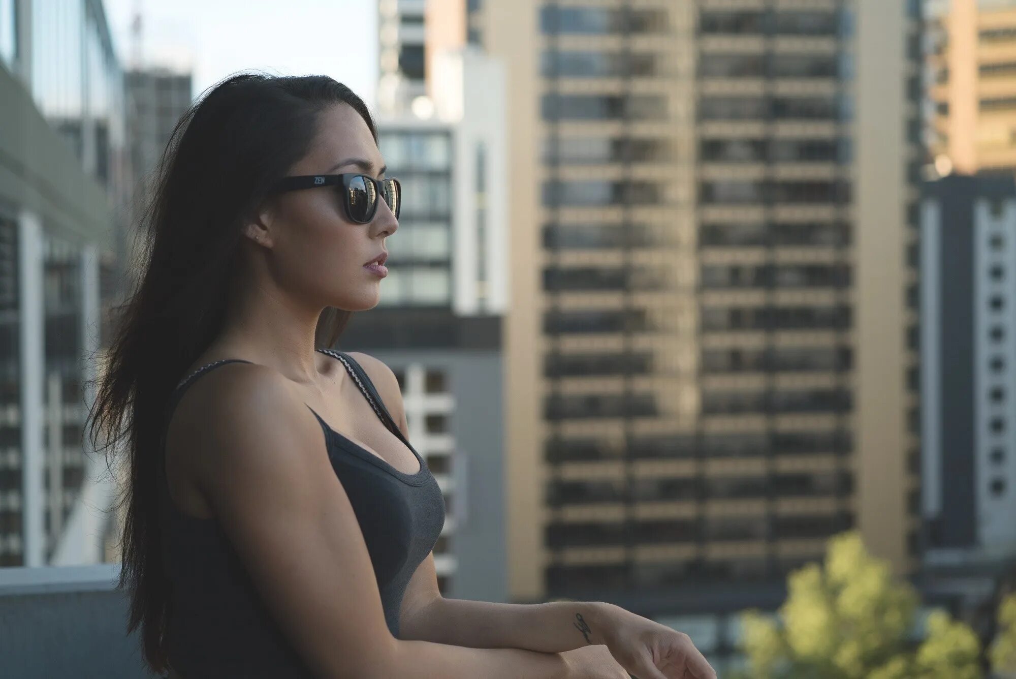 Форд мустанг gt 500 девушка. Красивые девочки подростки. Title models. Красивая брюнетка в очках. Девушки в джинсовых шортах.