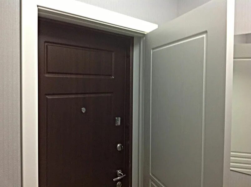 Вторые входные двери в квартиру. Вторая входная дверь. Вторая дверь в квартиру. Двойная дверь входная. Две входные двери в квартиру.