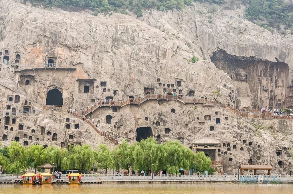Лунмэнь китай. Пещерные храмы лунмэнь. Лунмэнь лоян. Гроты лунмэнь. Гроты лунмэнь китай.