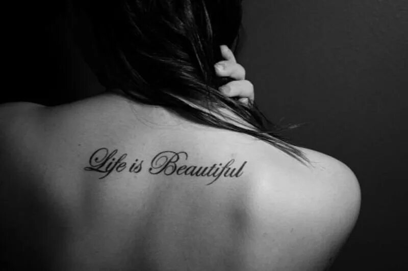Туту фразы. Татуировки для девушек на спине надписи. Тату надписи для девушек. Красивые надписи для тату для девушек. Красивая надпись тату на спине.