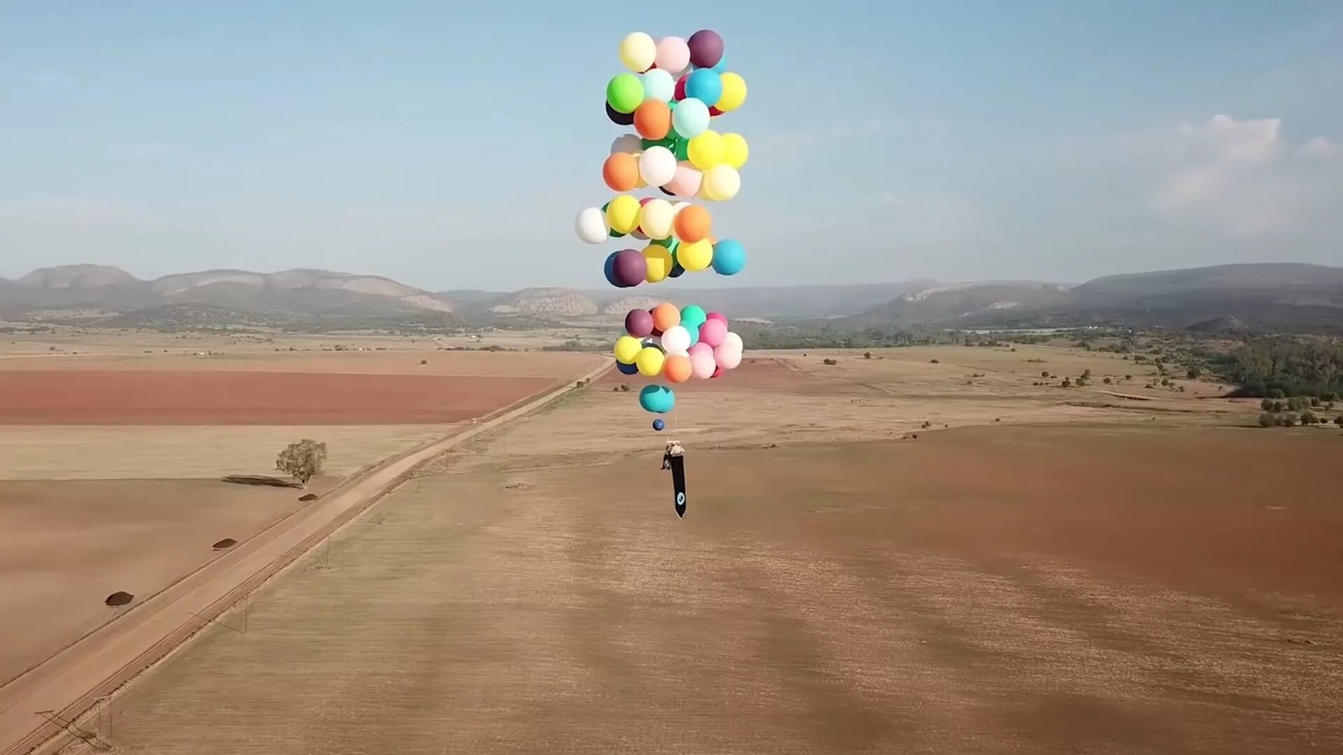 На шару пролетим. Полёт на воздушных шариках. Полёт на возлушных шариках. Человек с воздушным шариком. Воздушные шары взлетают.