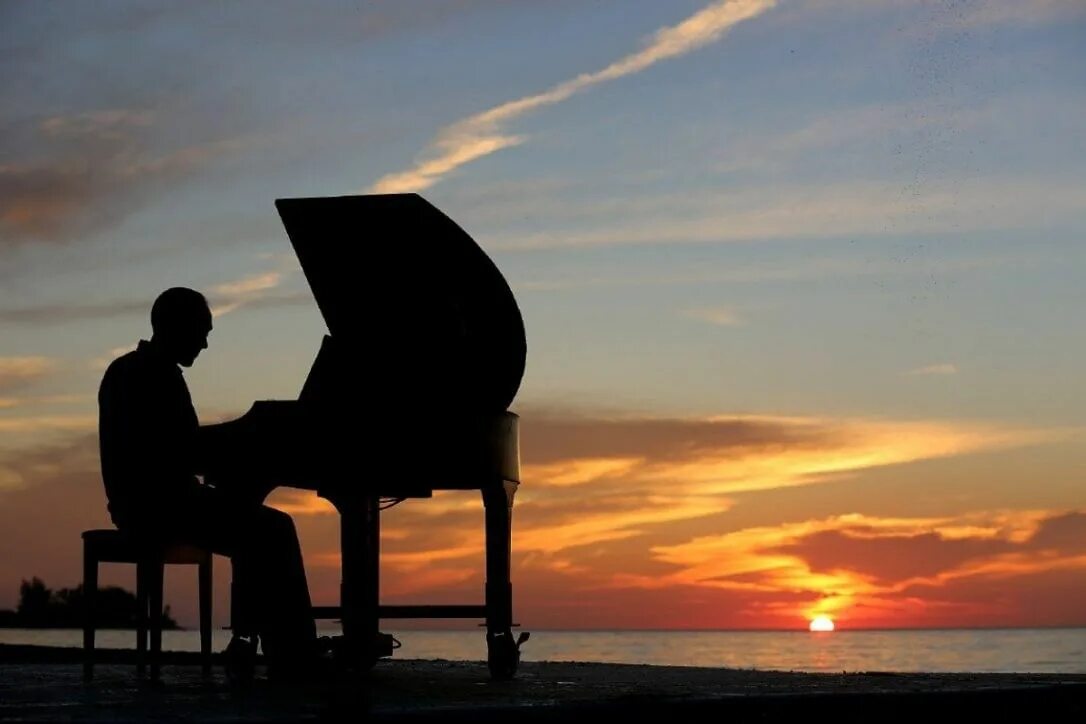Музыка сиди качество. Рояль на природе. Пианино и человек. Пианист на закате. Рояль на фоне моря.