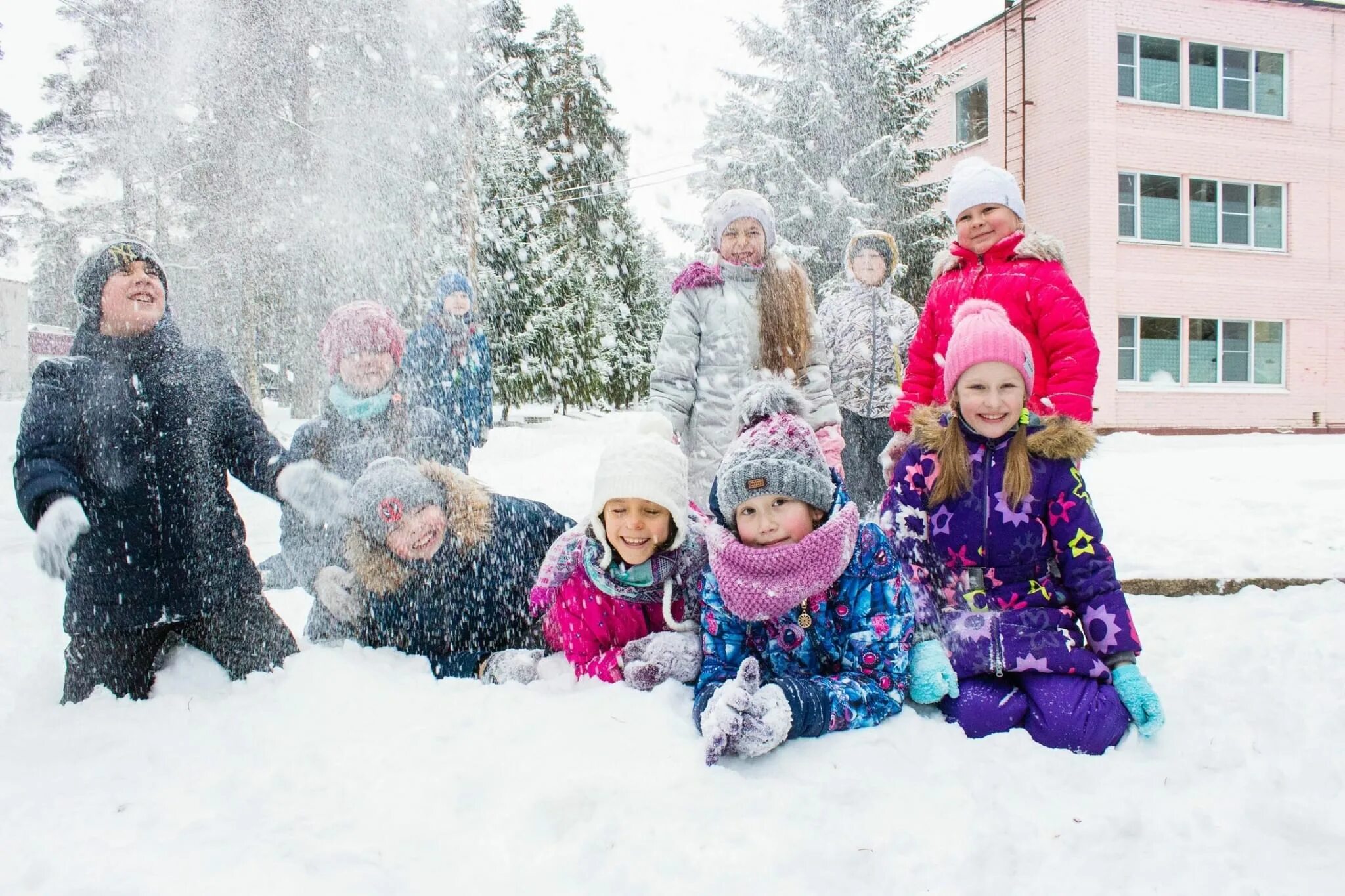 Школьники в снегу. Зимние каникулы. Эти зимние каникулы. Каникулы зима. Счастливые дети на санках.