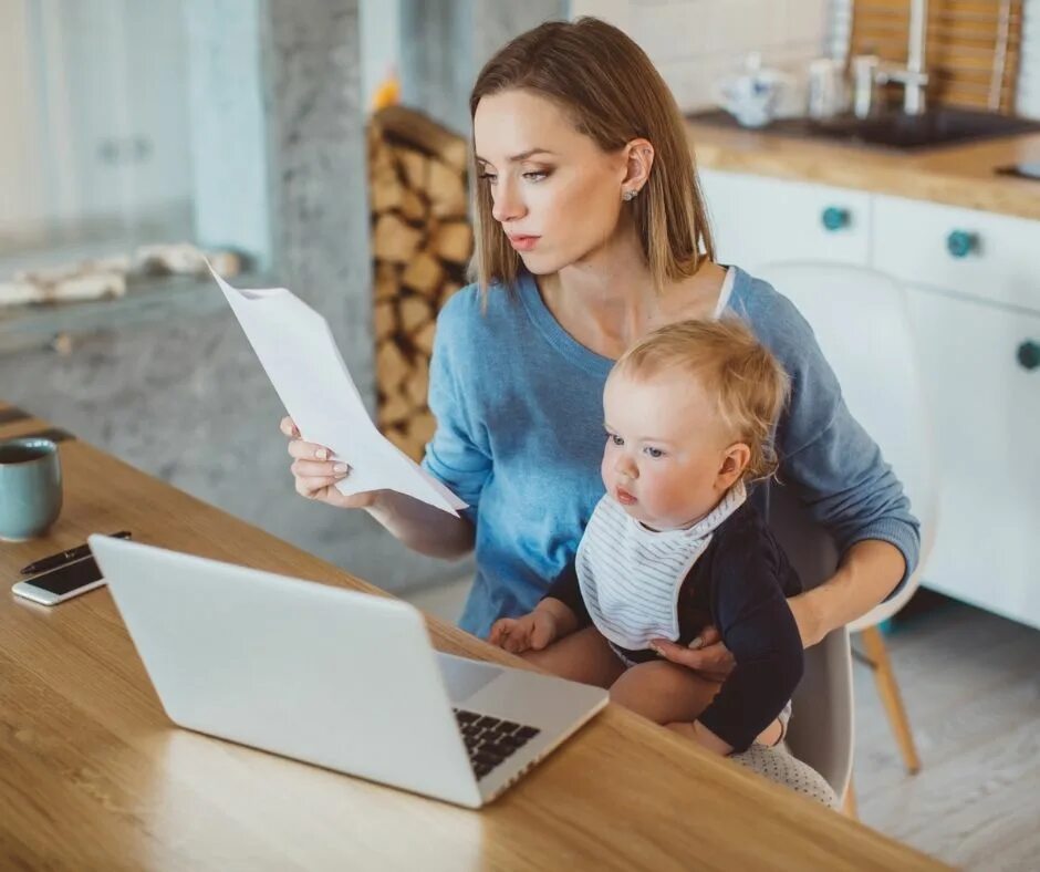 Обучение мамочек в декрете. Работа дома. Мама в декрете. Удаленная работа дома. Мама на работе.