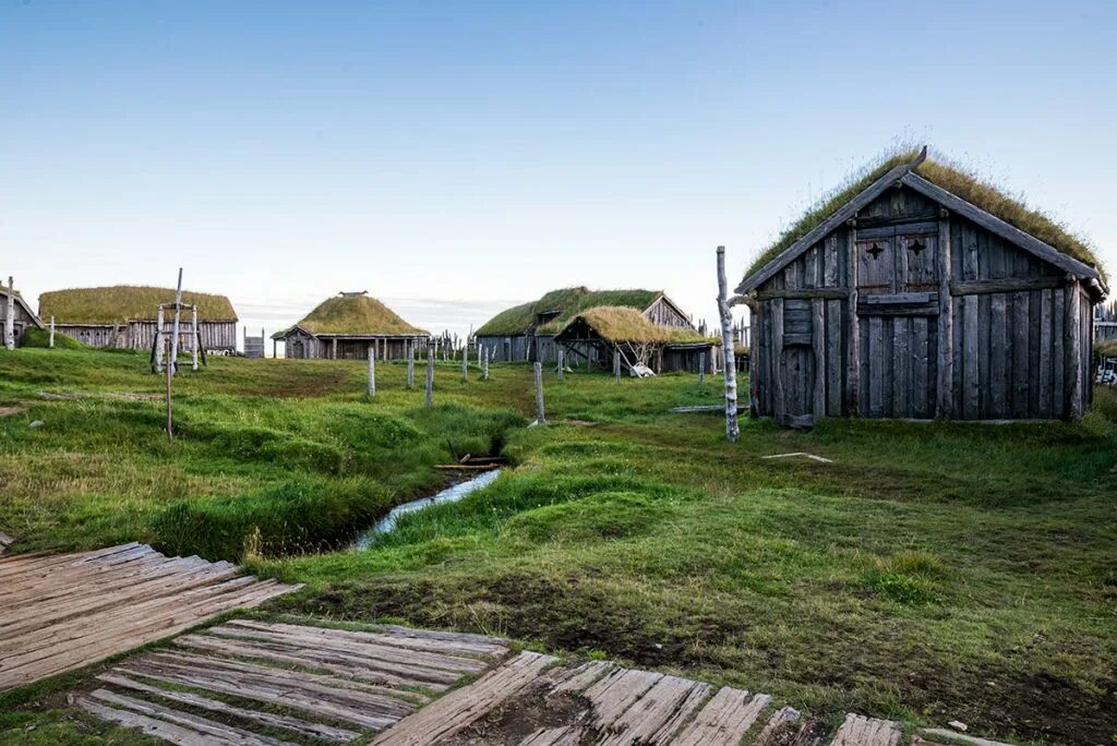 Как выглядит поселок. Деревня викингов Исландия. Деревня викингов в stokksnes, Исландия. Исландия Хутор викингов первопоселенцев. Деревня викингов «Фотевикен».