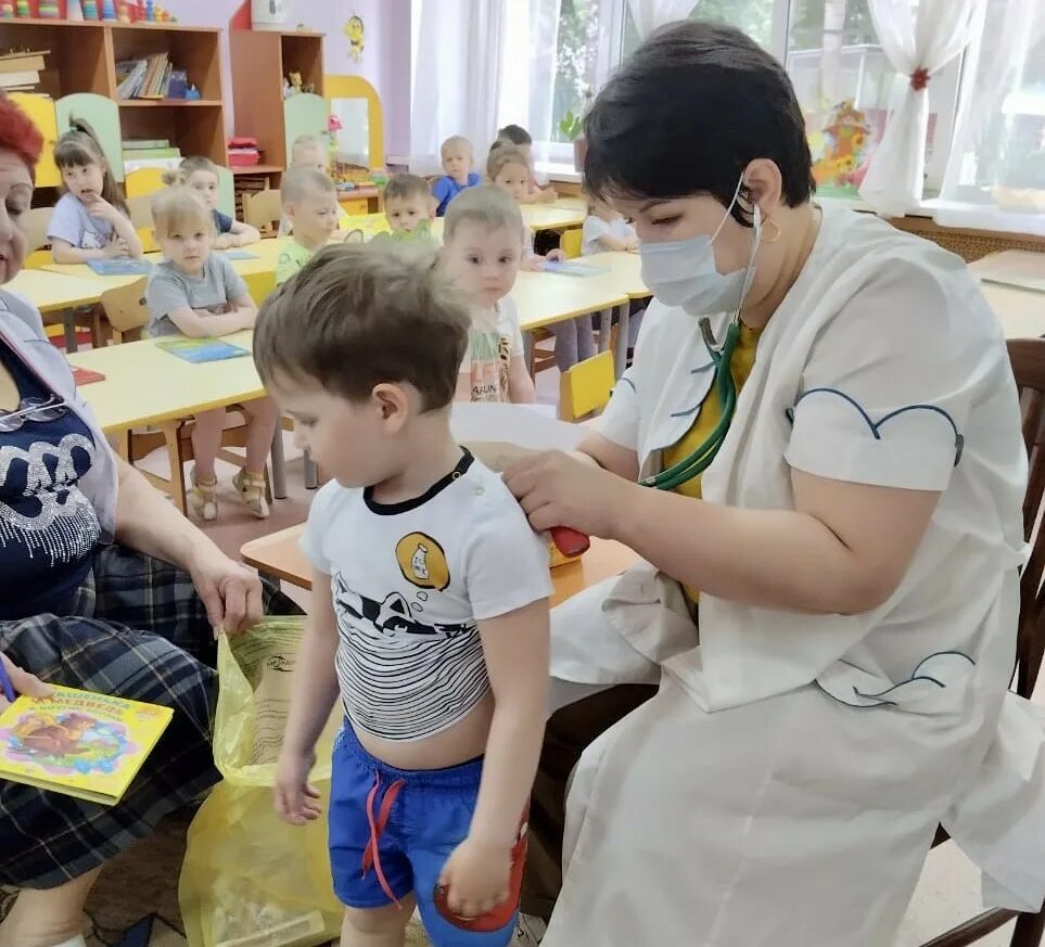 Медсестра в детском саду. Осмотр детей в детском саду. Медосмотр детей в детском саду. Профилактические осмотры детей. Обследование ребенка в детском саду