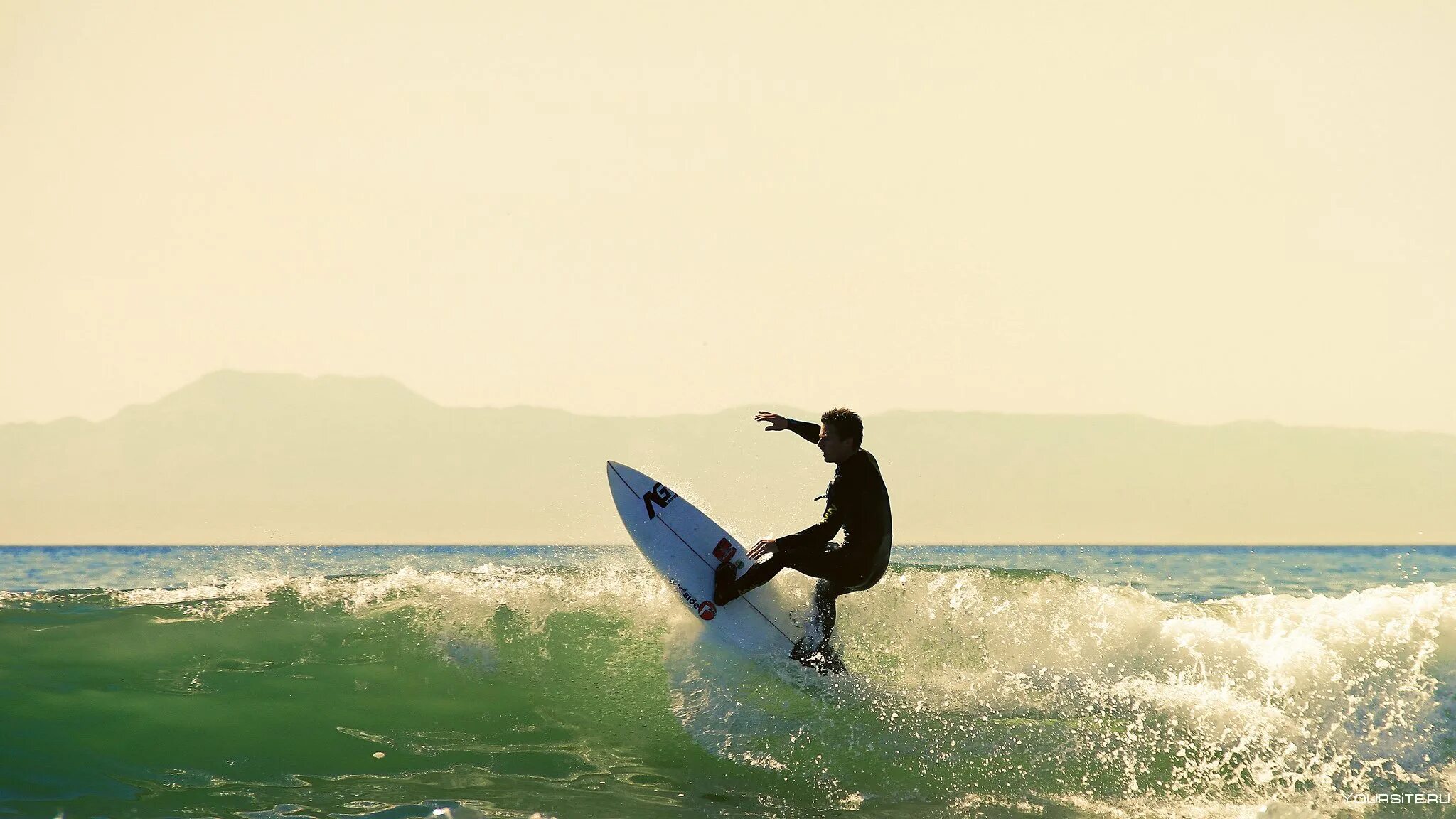 Серфер на гребне волны. Волна серфинг. Парень на серфе. He s surfing. He s surfing.