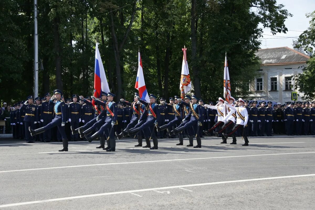 Выпуск 71. Тверское Суворовское военное училище Знамя. Военные училища Министерства обороны Российской Федерации в Твери. Военно-Космическая Академия Тверь флаг. СВУ 360.