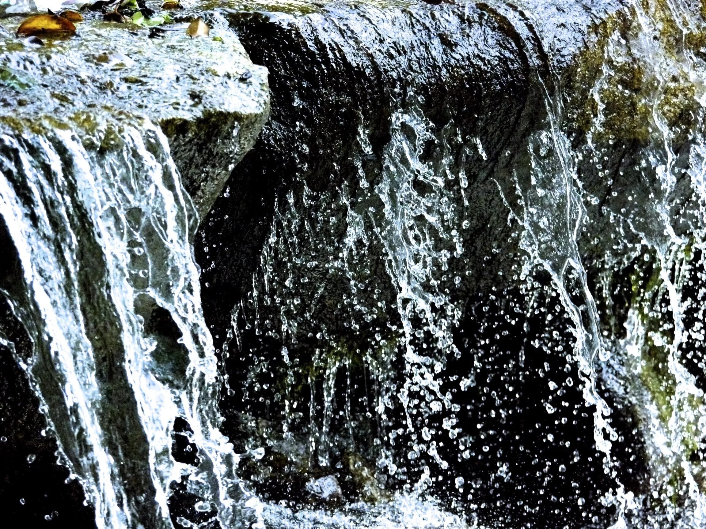 Течет вода слушать. Водопад. Брызги водопада. Вода водопад. Текущая вода.