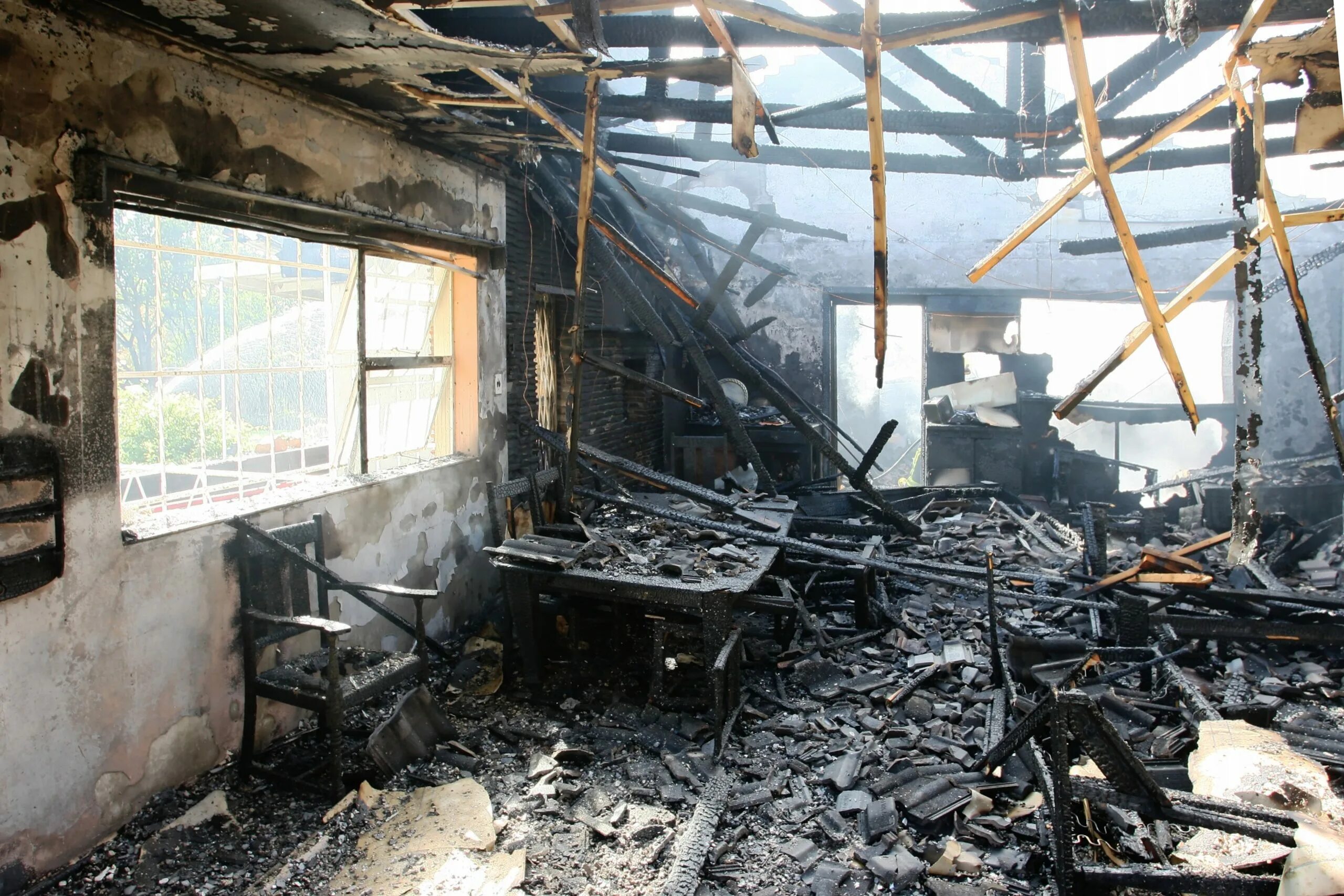 Имущество после пожара. Дом после пожара. Обгоревшие тела после пожара. Крыша дома после пожара.