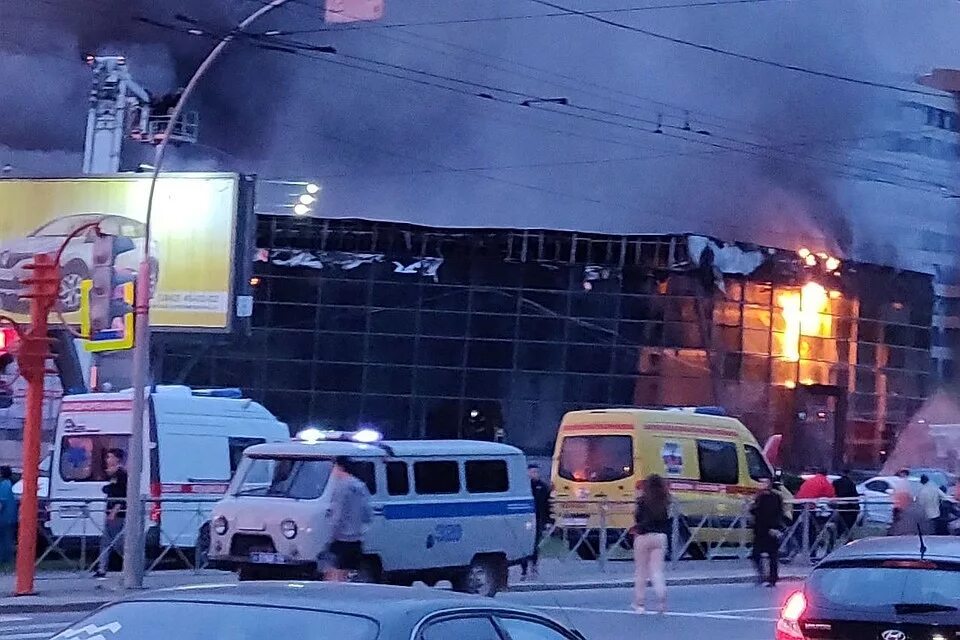 Пожар в ТЦ Поляна Кемерово. Пожар в автосалоне. Сгорел автосалон в Кемерово. Крупный пожар в Кемеровской области.