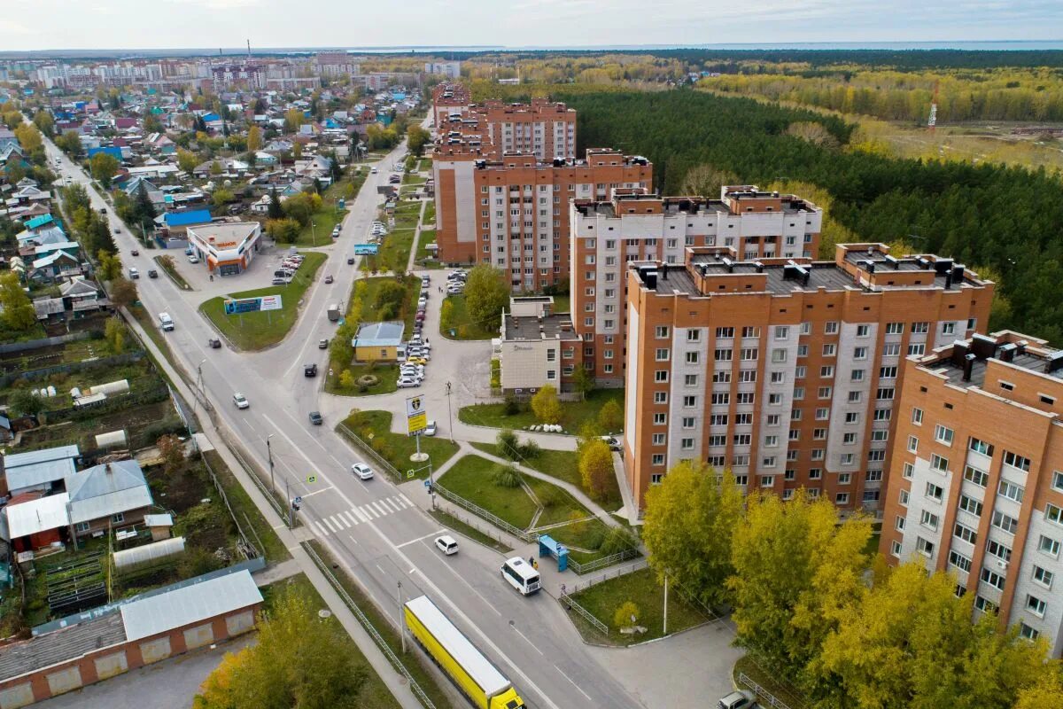 Сайт г бердска. Микрорайон молодежный Бердск. Бердск Белокаменный микрорайон. Бердск центр города. МЖК Тюмень.