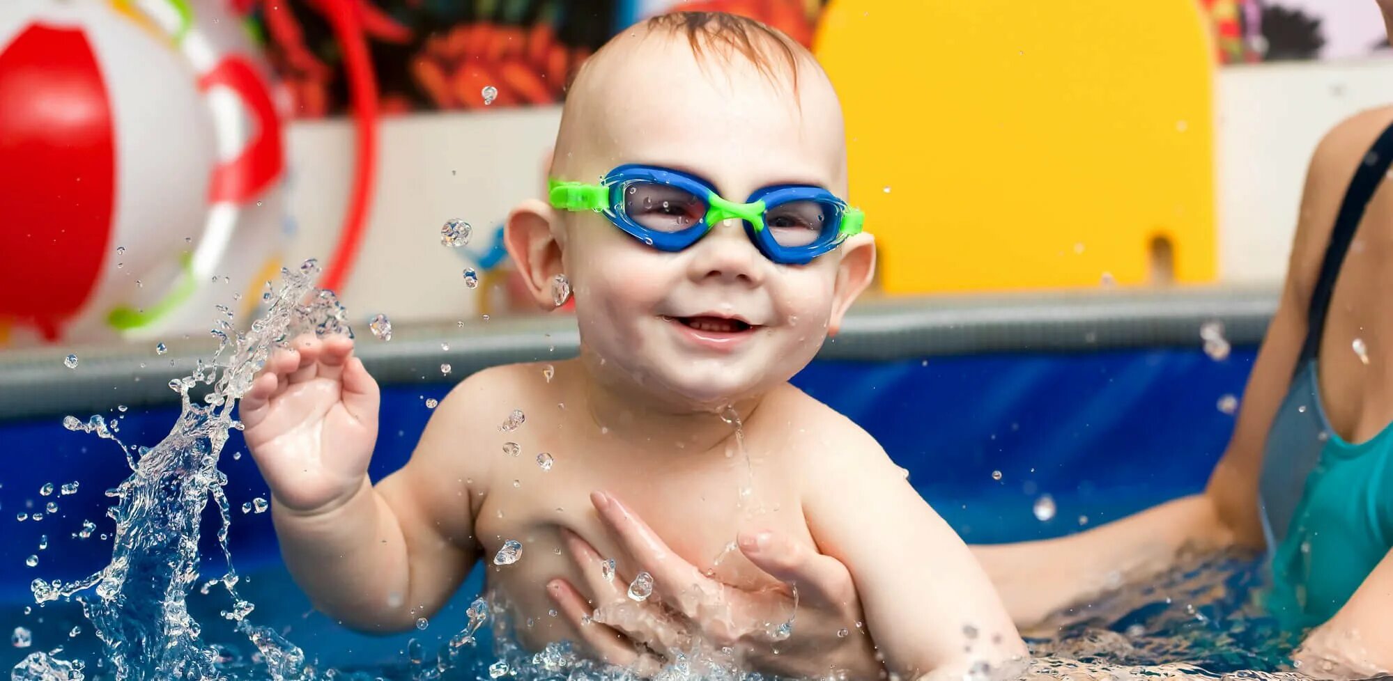 Плавание для детей 10 лет. Детское плавание. Дети в бассейне. Плавание дети. Маленький бассейн для детей.