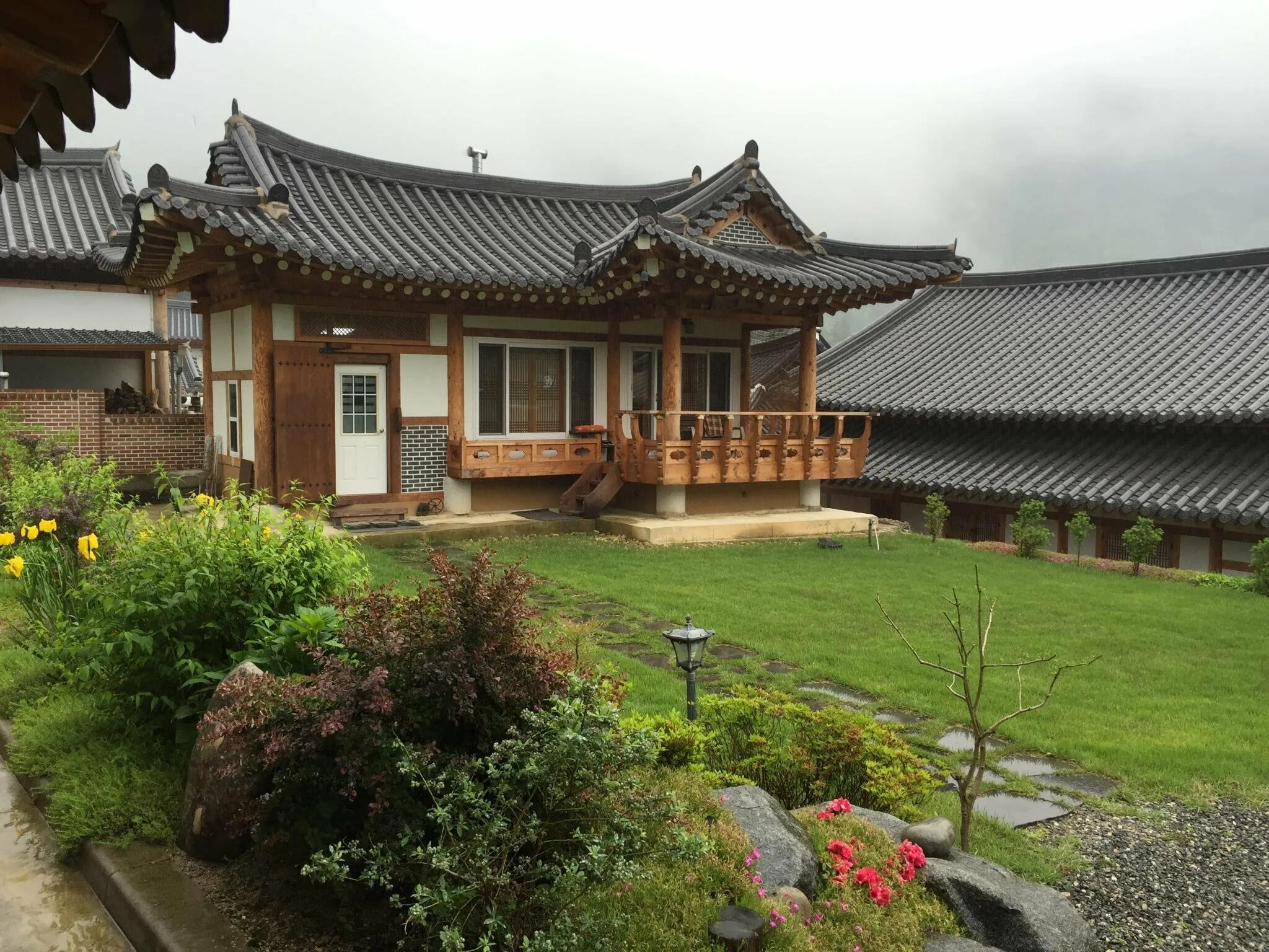 Корея дома отзывы. Южная Корея Ханок. Ханок корейский дом. Корейская архитектура Ханок. Традиционный корейский дом Ханок фото.
