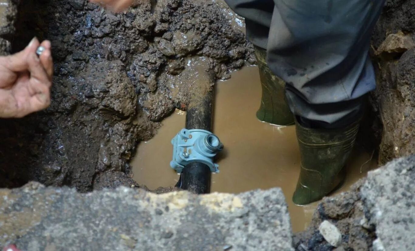 Несанкционированная врезка. Незаконная врезка в водопровод. порыв водопровода. прорыв водопровода. трубы водопроводные подземные.