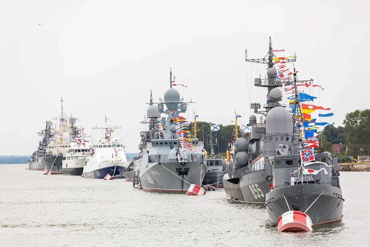 Военно морской парад 28 июля. Парад кораблей в балтийске 2025.
