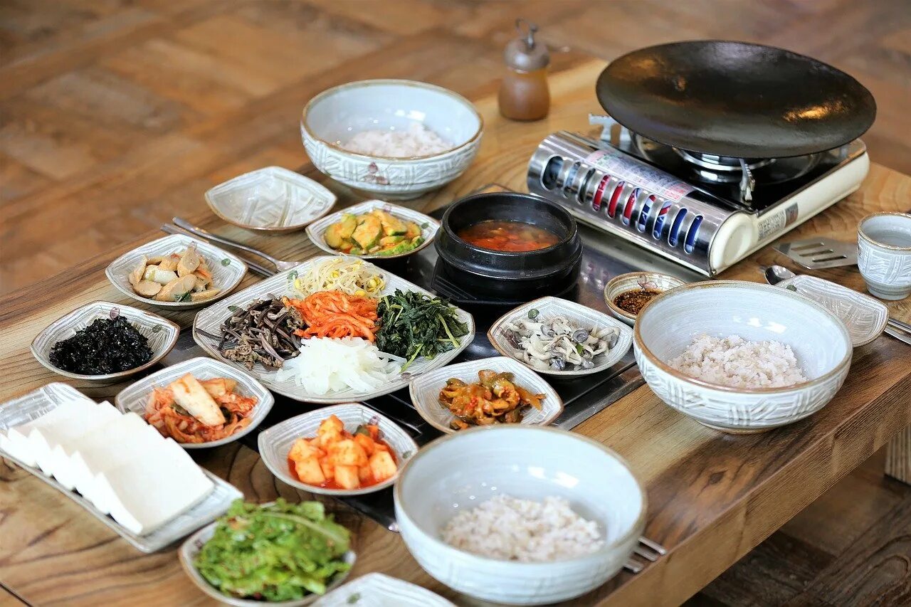Южный обед. Национальная еда Южной Кореи. Южная Корея традициянальная еда. Корейская Национальная кухня. Национальная кухня Южной Кореи.
