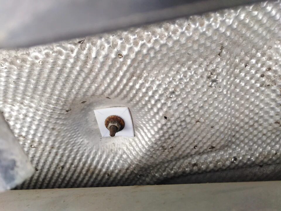 Термоэкран глушителя. Тепловой экран глушителя ниссан кашкай j11. тепловой экран глушителя ниссан кашкай j10. защита глушителя nissan j10. экран тепловой глушителя w166.