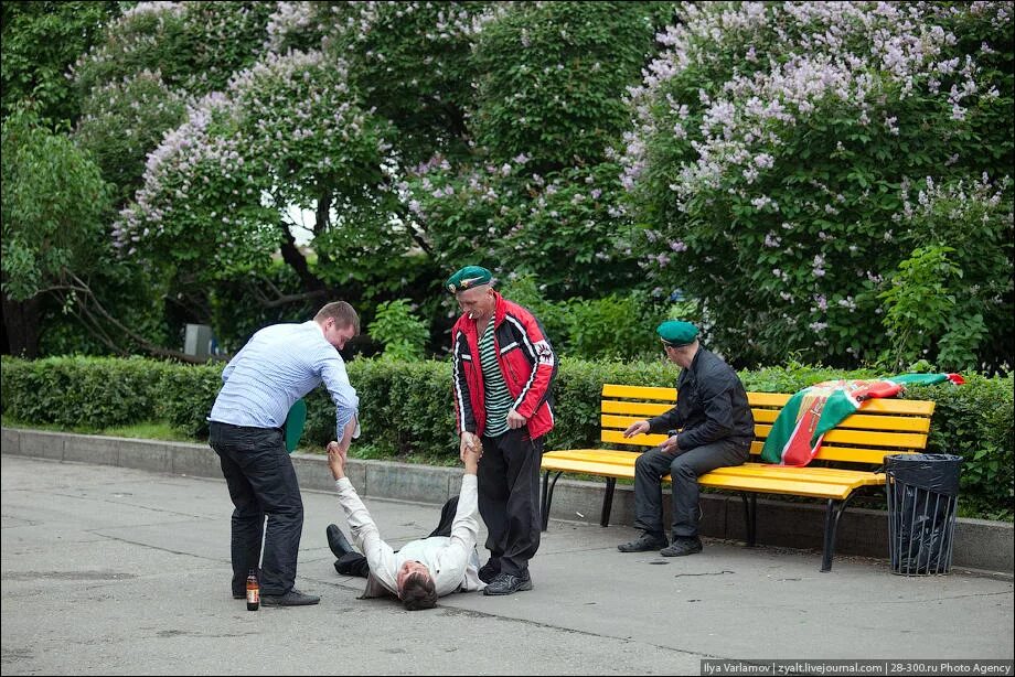 День пограничника пьяные. Бухие пограничники.