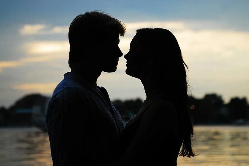 Объятия любимого. Любимая девочка мем. Объятия влюбленных. Счастливая пара. Романтический мужчина.