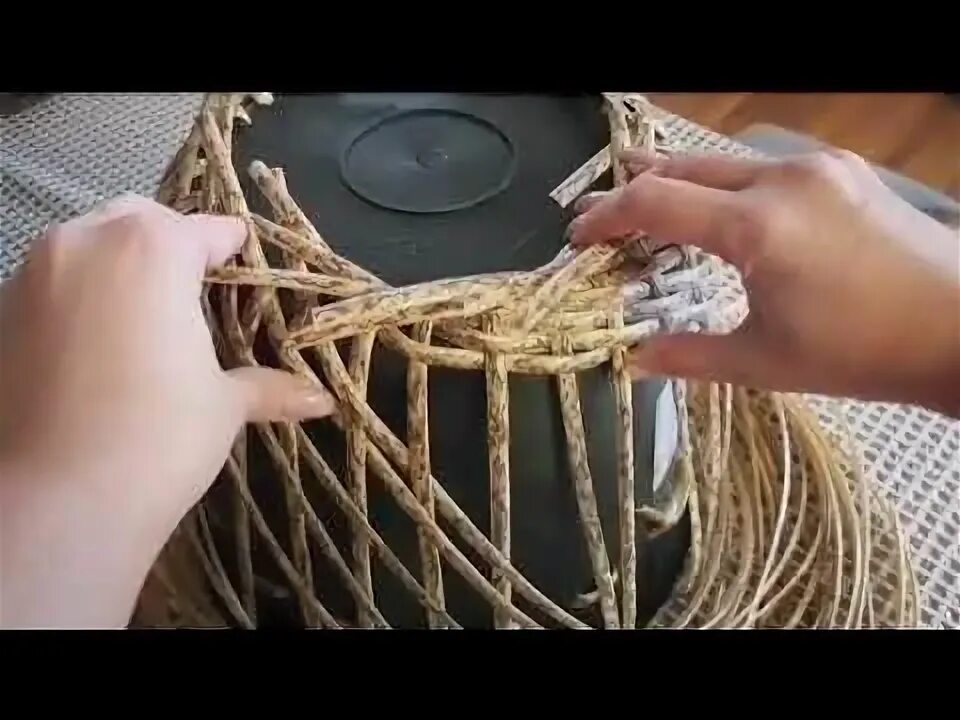 Для начинающих класс плести ротанга. Плетение из ротанга для начинающих. кашпо плетеное из ротанга. плетение ротангом кашпо для начинающих. хобби плетение из ротанга.