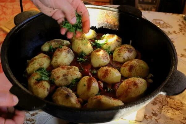 картофель с шампиньонами в казане. жареная картошка с грибами в казане. казан кебаб в казане на костре. мясо тушеное с грибами и картошкой в казане. грибы на костре летом.