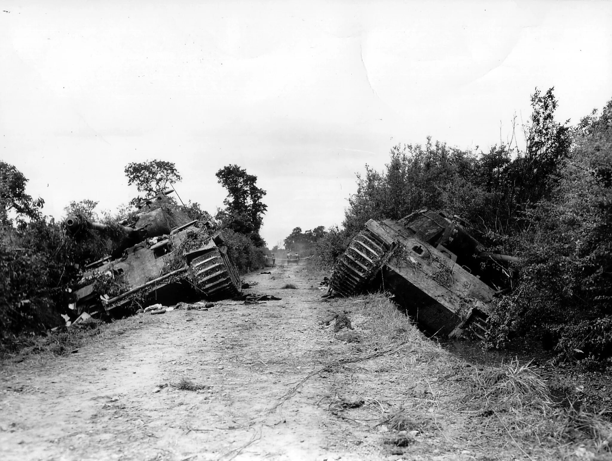 Нормандия 1944 танки подбитые. Танк пантера в Нормандии 1944. Курская дуга подбитые танки. Подбитый танк пантера. Видео немецких танков