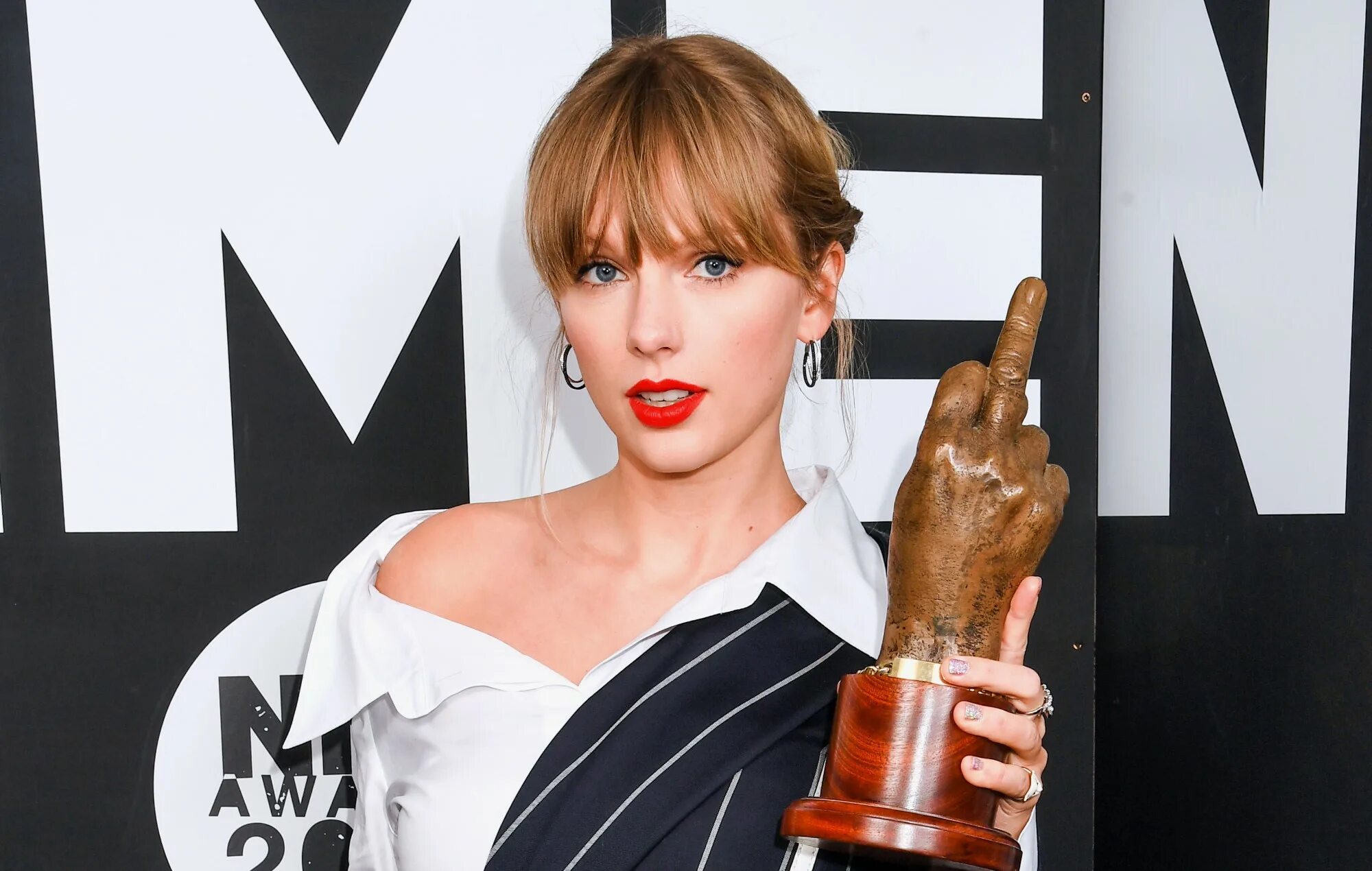 Taylor swift only. Тейлор свифт 2019. тейлор свифт 2019 ноги. taylor swift awards. тейлор свифт поцелуй.