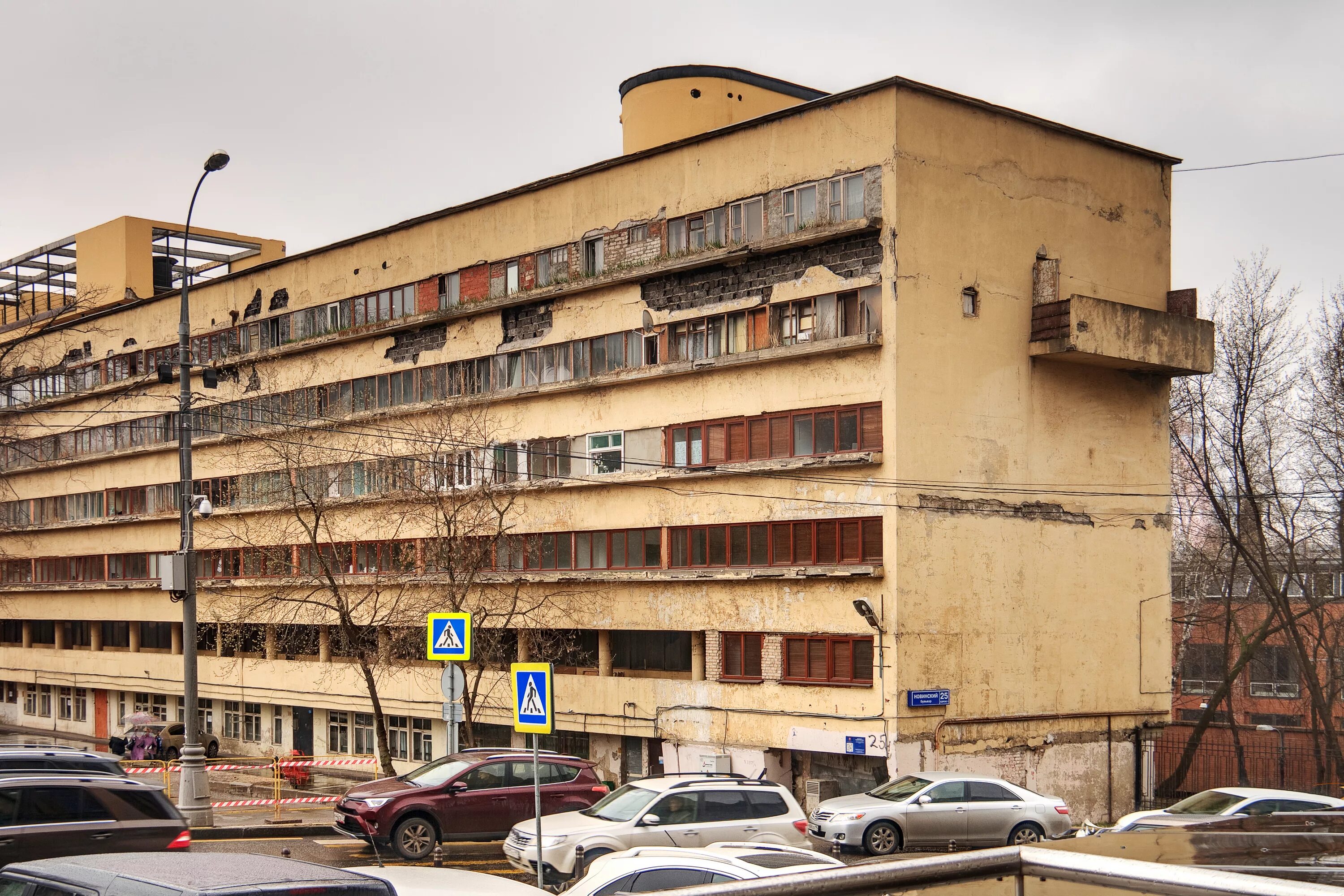 Наркомфин дом. Дом на новинском бульваре гинзбург. дом наркомфина на новинском бульваре в москве. гинзбург архитектор дом наркомфина. здание наркомфина на новинском бульваре.