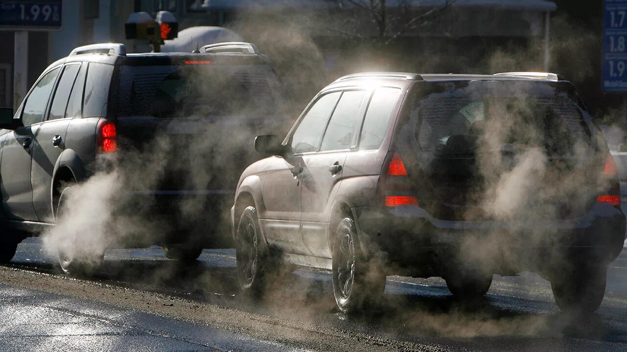 Выхлопные газы автомобилей воздух. Загрязнение воздуха машинами. Машины загрязняют воздух. Загрязнение выхлопными газами автомобилей. Автомобили загрязняют атмосферу.