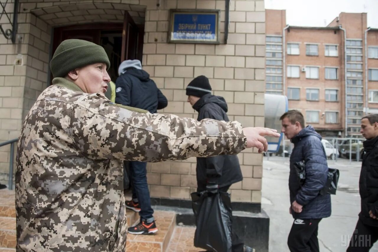 На украине ловят. Украинские призывники. Военкомат Украина. Украинский военкомат. Украинские срочники.