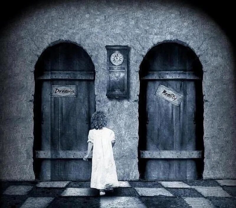 Отворяю дверь передо мной большая. Открытая дверь. Таинственная дверь. Перед дверью. Закрытая дверь.