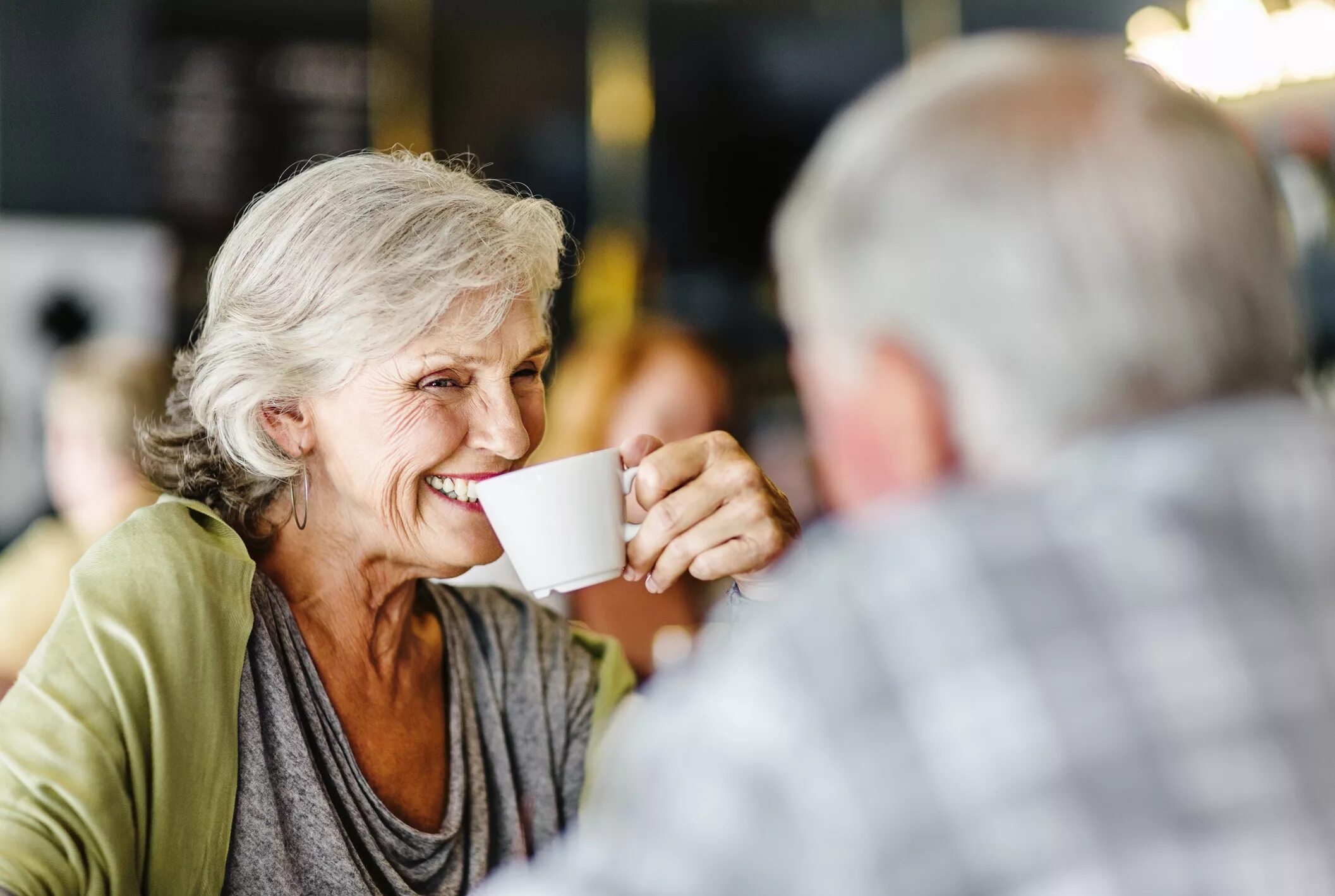 Жизнь после пятидесяти. Женщина 50 лет пьет кофе. Жизнь после 50. Пожилые пьют кофе. Картинки на аватарку для женщин после 50.