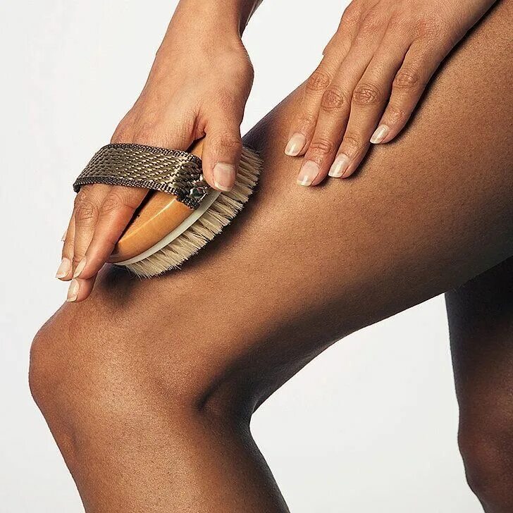 Дренажная щётка для сухого массажа. Массаж тела на подтягивание кожи. Антицеллюлитный массаж щеткой. Антицеллюлитный массаж сухой щеткой техника. Антицеллюлитный массаж щеткой.