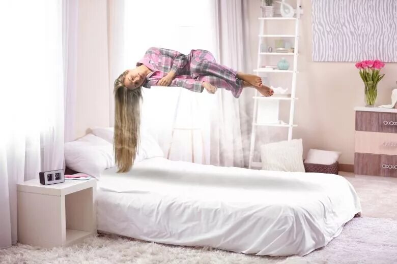 Взлетела над кроватью. Поза левитации. Человек парит над кроватью. Человек над кроватью. Левитировать во сне.