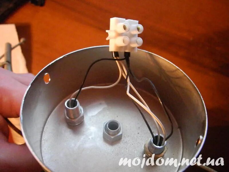 Схема подключения 3 бра через переключатель. Подключить люстру. Подключение люстры 4 провода на 3 провода. Светильник с двумя проводами. Схема подключения двойного выключателя три провода.