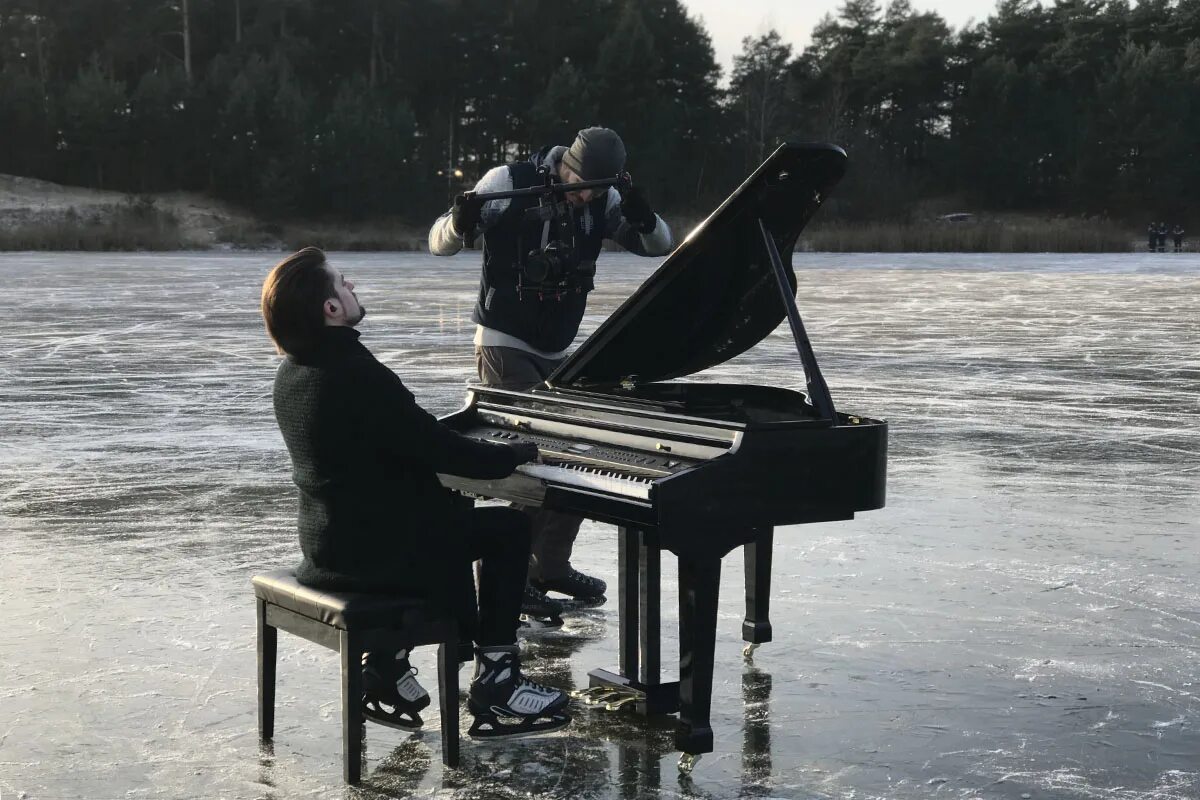 He plays the piano they. Фортепиано на природе. Вода фортепиано. Пианино в лесу. Фортепиано на улице.