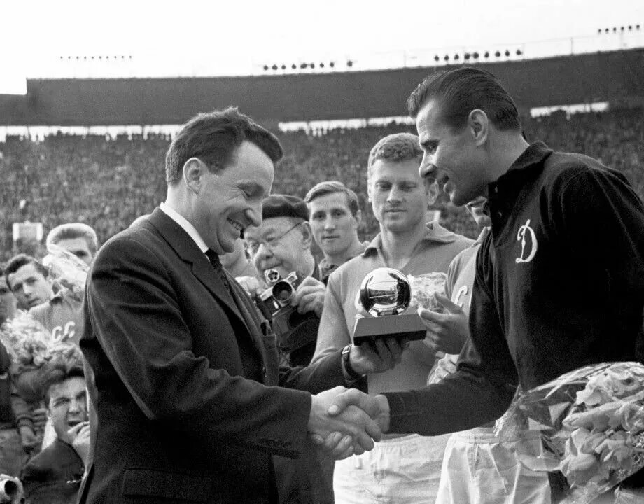 Яшин золотой мяч. Лев яшин прощальный матч. Лев яшин 2023. Лев яшин вратарь золотой мяч. Золотой мяч единственный вратарь.